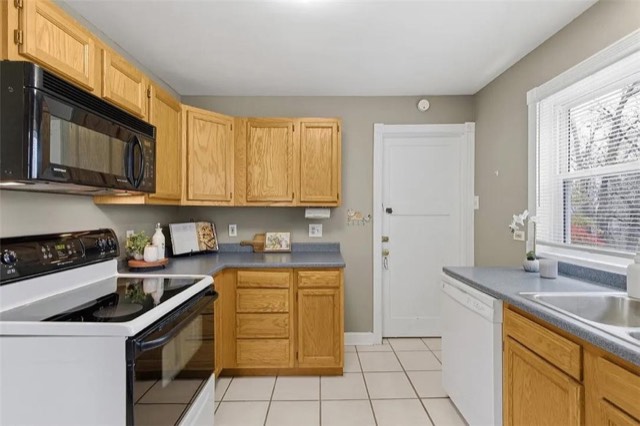 Kitchen: Lack of Outlets: photo the finding was judged from