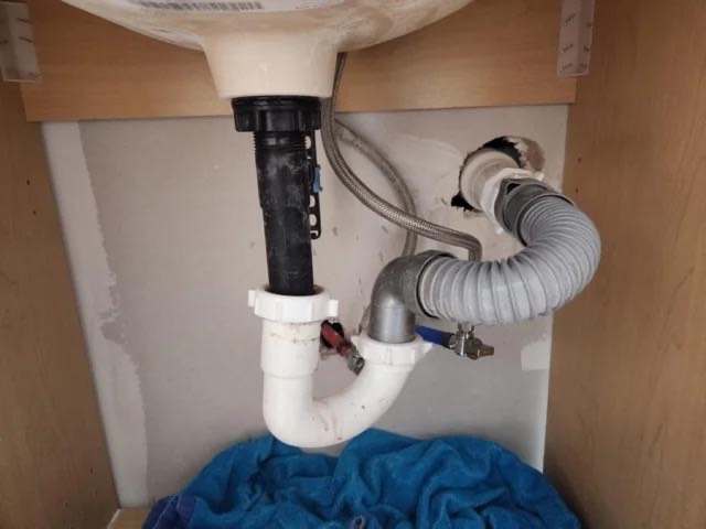 Bathroom: Flexible Drain Line, Poor Slope, Colored PEX: photo the finding was judged from