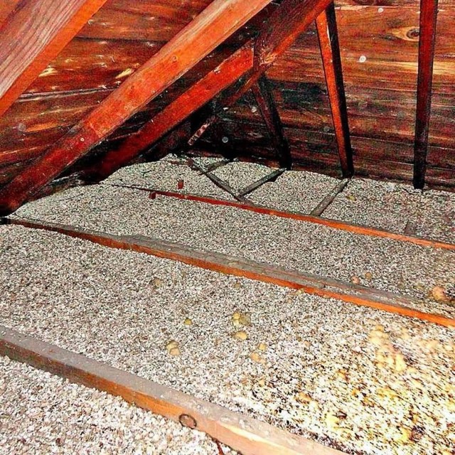Attic: Vermiculite Insulation Present: photo the finding was judged from